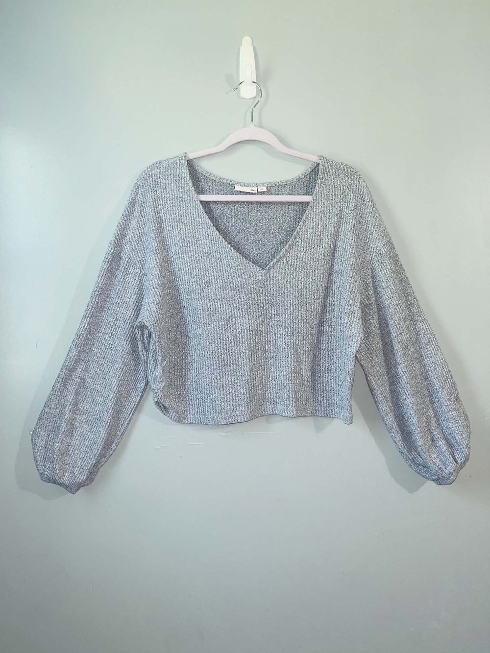 SO Light Gray V-Neck Cropped Knit Sweater with Balloon Sleeves